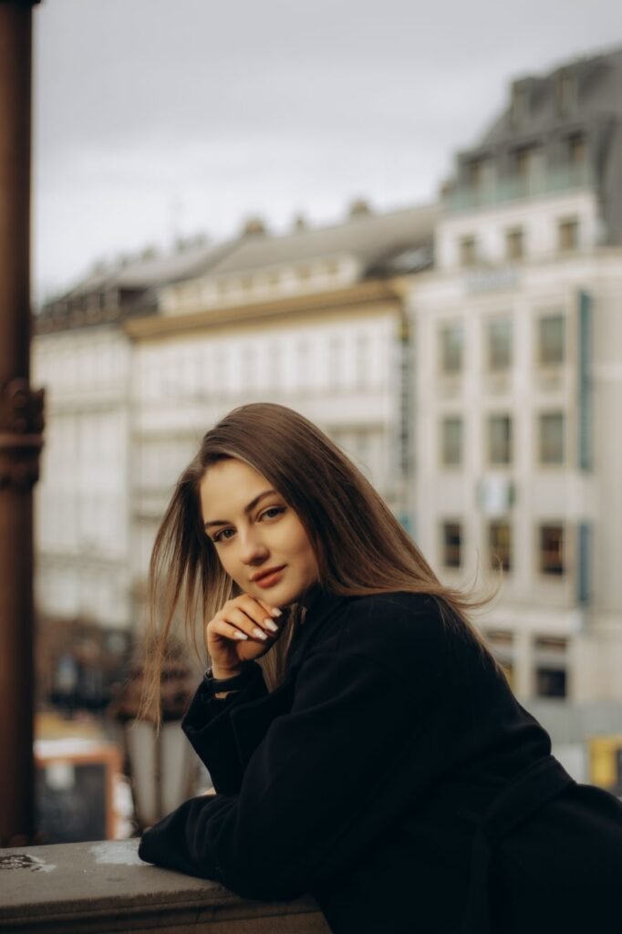 Modelka v černém outfitu na fashion focení, výrazný kontrast a výrazný pohled do kamery.