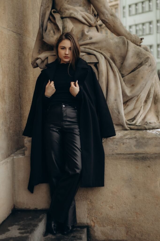 Mladá modelka pózuje ve světlém oblečení na neutrálním pozadí, profesionální portrét pro módní portfolio.